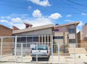 Casa de 5 habitaciones, Saltillo · Casa en Renta en Zona Centro