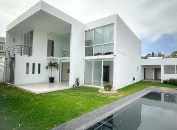 Casa de 5 habitaciones, Cuernavaca · Moderna Casa en Zona Norte con Estricta Seguridad