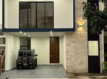 Casa · 250m² · 3 Recámaras · 2 Estacionamientos · Casa - Fraccionamiento Hacienda Esmeralda