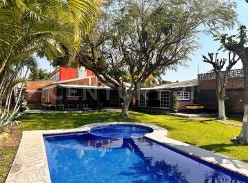 Casa · 160m² · 4 Recámaras · 4 Estacionamientos · Hermosa Casa en Venta en Cuautla