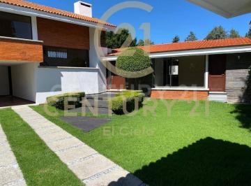 Casa · 536m² · 3 Recámaras · 4 Estacionamientos · Casa Residencial en Venta en Fraccionamiento Cipreses de Zavaleta, Puebla