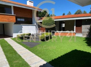 Casa · 536m² · 3 Recámaras · 4 Estacionamientos · Casa Residencial en Venta en Fraccionamiento Cipreses de Zavaleta, Puebla