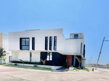 Casa · 410m² · 4 Recámaras · 2 Estacionamientos · Venta de Casa en Las Olas Residencial