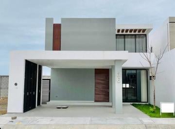 Casa · 227m² · 3 Recámaras · 2 Estacionamientos · Casa a Venta con Recamara en Planta Baja en Lomas del Dorado