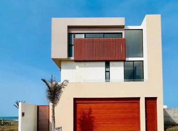 Casa · 250m² · 3 Recámaras · 2 Estacionamientos · Venta de Casa con Recamara en Planta Baja a Orilla del Mar