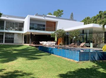 Casa · 1600m² · 4 Recámaras · 4 Estacionamientos · Espectacular Residencia en Zona Dorada de Cuernavaca
