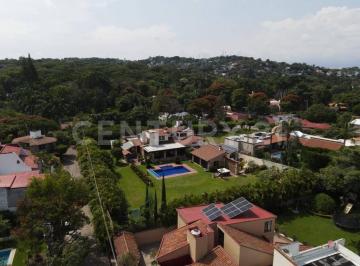 Casa · 553m² · 5 Recámaras · 3 Estacionamientos · Residencia en Venta, Colonia Huertas del Llano, Jiutepec, Morelos
