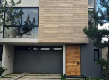 Casa de 4 habitaciones, Zapopan · Casa en Venta en Solares, Privanza Hábitat Frente a Área Verde