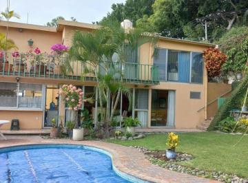Casa · 318m² · 3 Estacionamientos · Casa en Venta en Cuernavaca, Club de Golf