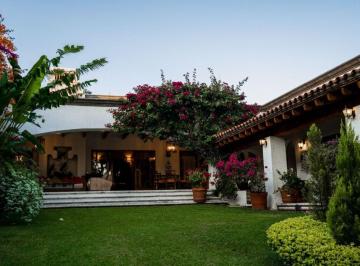 Casa · 580m² · 6 Recámaras · 5 Estacionamientos · Casa Sola en Volcanes Cuernavaca - Maz - 958 - Cs