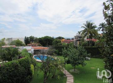 Casa · 567m² · 4 Recámaras · 2 Estacionamientos · Casa Estilo Mexicano en Venta en Privada con Vigilancia en Cuernavaca, Morelos