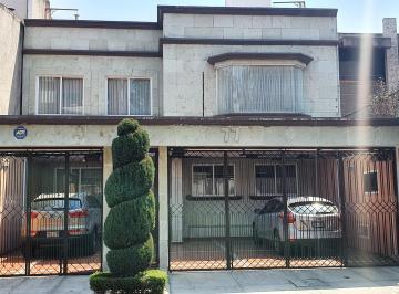 Fachada de cantera · Excelente y Muy Iluminada Casa en Venta en El Fraccionamiento Paseos de Taxqueña