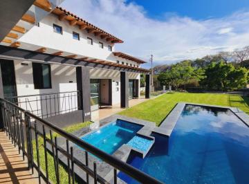 Casa de 3 habitaciones, Ixtapan de la Sal · San Diego 6 Alberca, Jacuzzi, un Solo Nivel, 3 Habitaciones y Jardín Segura y Cercana Al Acceso.