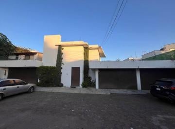 Casa de 3 habitaciones, Cuernavaca · Amplia Casa con Jardín y Alberca en Privada con Vigilancia
