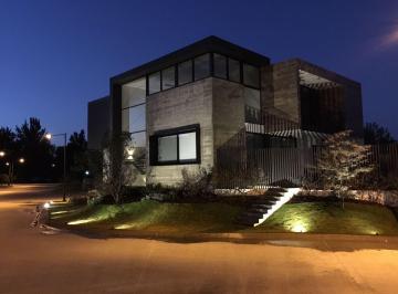 Casa de 3 habitaciones, Zapopan · Vive en Lujo y Comodidad en Esta Espectacular Residencia Automatizada