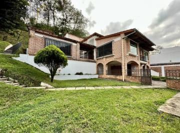 Casa · 450m² · 3 Recámaras · 4 Estacionamientos · Casa en Venta en Camino Antiguo a Coatepec Zona Briones.