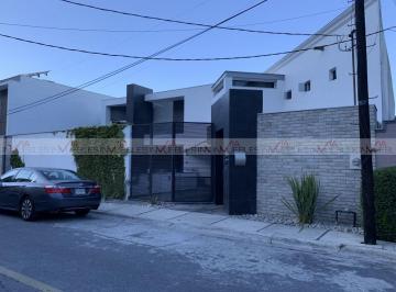 Casa · 750m² · 3 Recámaras · 2 Estacionamientos · Casa en Venta en Villa Montaña