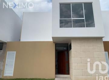 Casa · 144m² · 3 Recámaras · 2 Estacionamientos · Casa Inteligente en Venta de 3 Recamaras con Paneles Solares en Privada en Poligono Sur de Cancún
