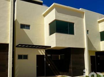 Casa · 136m² · 3 Recámaras · 2 Estacionamientos · Casa en Venta de 3 Recamaras en Privada en Av Huayacan, Quintana Roo