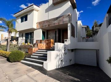 Casa · 568m² · 4 Recámaras · 5 Estacionamientos · Residencia en Venta Puerta del Bosque Zapopan