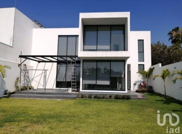 Casa · 280m² · 4 Recámaras · 3 Estacionamientos · Casa en Venta con Alberca en Burgos Cuernavaca, Temixco, Morelos