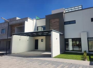 Casa · 216m² · 3 Recámaras · 2 Estacionamientos · Casa - Metepec