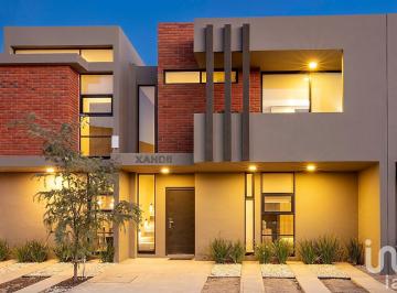 Casa · 154m² · 3 Recámaras · 2 Estacionamientos · Casa en Venta en Zibata con Recamara en Planta Baja Querétaro