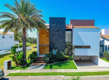 Casa de 6 habitaciones, Cuernavaca · Casa en Venta en Paraíso Country