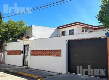 Casa · 273m² · 2 Estacionamientos · Vendo Casa Muy Bien Ubicada en Col. San Jose Entre Calle Galeana y Bravo en Campeche
