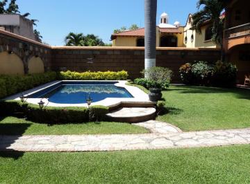 Casa · 370m² · 4 Recámaras · 3 Estacionamientos · Casa - Fraccionamiento Lomas de Cuernavaca