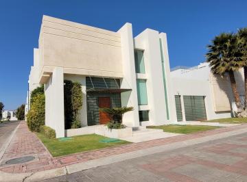 Casa · 488m² · 3 Recámaras · 4 Estacionamientos · Se Vende Casa con Jardín en Privada Ex Hacienda La Luz en Pachuca, Hidalgo