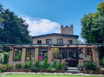 Casa · 1876m² · 4 Recámaras · 5 Estacionamientos · Casa de Campo en Venta en Huxquilican