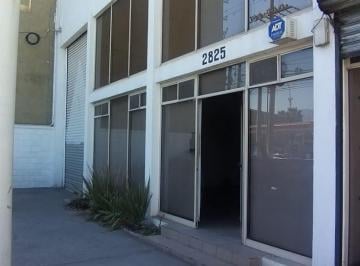 Bodega comercial , Saltillo · Se Renta Bodega con Oficinas Sobre Isidro Lopez