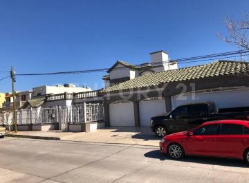 Casa · 671m² · 5 Recámaras · 6 Estacionamientos · Se Vende Residencia en Colonia Panamericana Una Planta