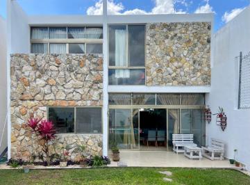 Casa · 249m² · 4 Recámaras · 4 Estacionamientos · Casa con Amplios Espacios en Excelente Ubicación en Conkal