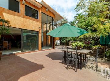 Casa · 353m² · 3 Recámaras · 7 Estacionamientos · Casa con Enorme Jardín en Tlaltenango, Cuernavaca, Morelos