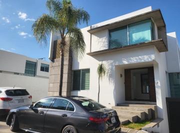 Casa · 400m² · 3 Recámaras · 6 Estacionamientos · Casa en Venta Puerta del Bosque