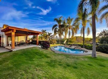 Casa en condominio · 772m² · 4 Recámaras · 3 Estacionamientos · Casa de Lujo con Alberca en Venta Santa Anita Club de Golf Z