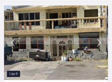Casa uso de suelo · 279m² · 7 Recámaras · 2 Estacionamientos · Casa con Uso de Suelo en Venta en La Playa