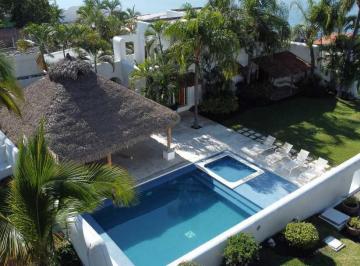 Casa · 500m² · 5 Recámaras · 4 Estacionamientos · Espectacular Residencia Junto Al Lago de Tequesquitengo