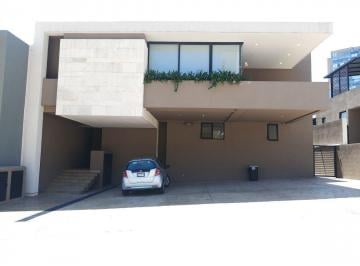 Casa · 452m² · 3 Recámaras · 4 Estacionamientos · Casa Venta Bosque Real