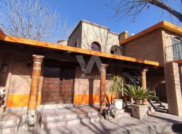 Casa · 420m² · 3 Recámaras · 1 Estacionamiento · Casa Amueblada, Estilo Colonial, con Habitación en Planta Ba