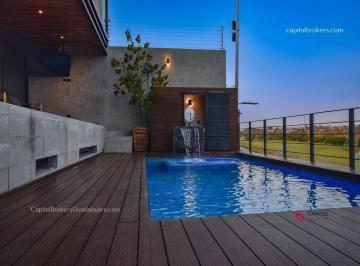 Casa · 600m² · 3 Recámaras · 5 Estacionamientos · Casa Moderna con Alberca Lujo Valle Imperial Golf