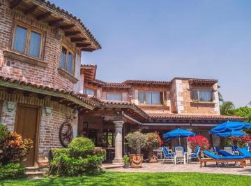 Casa · 950m² · 4 Recámaras · 6 Estacionamientos · Residencia en Exclusivo Fraccionamiento