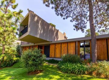 Casa · 370m² · 4 Recámaras · 2 Estacionamientos · Avandaro, Orientación Sur Vista Al Lago