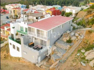 Casa · 310m² · 5 Recámaras · 2 Estacionamientos · Hermosa Casa en Venta con Vista Al Puerto de Ensenada