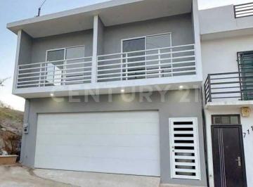 Casa · 310m² · 5 Recámaras · 2 Estacionamientos · Hermosa Casa en Venta con Vista Al Puerto de Ensenada
