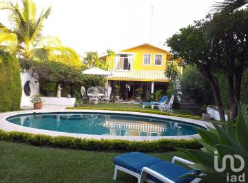 Casa · 366m² · 4 Recámaras · 3 Estacionamientos · Casa en Venta en Fraccionamiento Lomas de Cuernavaca, Temixco