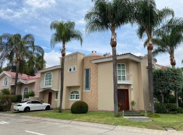 Casa en condominio de 4 habitaciones, Zapopan · Residencia en Venta en Esquina en Jardin Real