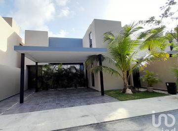 Casa · 282m² · 4 Recámaras · 2 Estacionamientos · Casa en Renta en Playa del Carmen, Qroo.